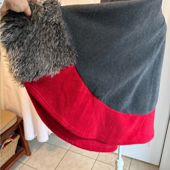Parkhurst Charcoal and Burgundy Cape with Faux Fur - Picture 10 of 11